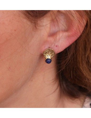 Clous d'oreilles martelés laiton et lapis lazuli
