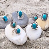 Nos bagues en argent et turquoises naturelles profitent elles aussi de la plage 🏖🥰
—
#bagueturquoise #bagueargent #bijouxturquoise #bijouxfaitmain #turquoise #turquoisejewelry