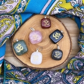 Ils vont vous faire craquer… nos jolis pendentifs en pierres naturelles gravés du symbole « aum » 🥰
8€ seulement 💝 c’est le moment de se faire plaisir ! 
✨www.bijouxindiens.net✨
—
#pendentifpierrenaturelle #pendentifaum #pendentifpierre #bijouxaum #aum #meditation #yoga #bohostyle