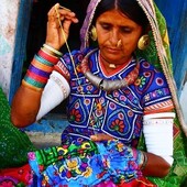 La beauté de cette femme et de ces vêtements 😍
—
#femmeindienne #artisanat #artisanatindien
