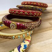 Nos bracelets joncs typiques indiens colorés de strass et paillettes sont encore disponibles sur le site les amis ! 
Pensez aux 🎁 de Noël et faites plaisir avec nos bijoux indiens ❤️
Profitez encore de l’offre -20% avec le code LOVEMOSAIK jusqu’à ce soir 😉
—
#joncindien #joncstrass #jonccoloré #braceletjonc #braceletindien #bangles #braceletaddict #bohostyle #bijouxethniques #montpellier #ideecadeau
